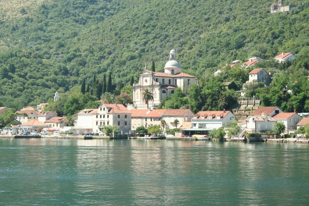 Апартаменты Apartment close to sea with a great view of sea Тиват-77